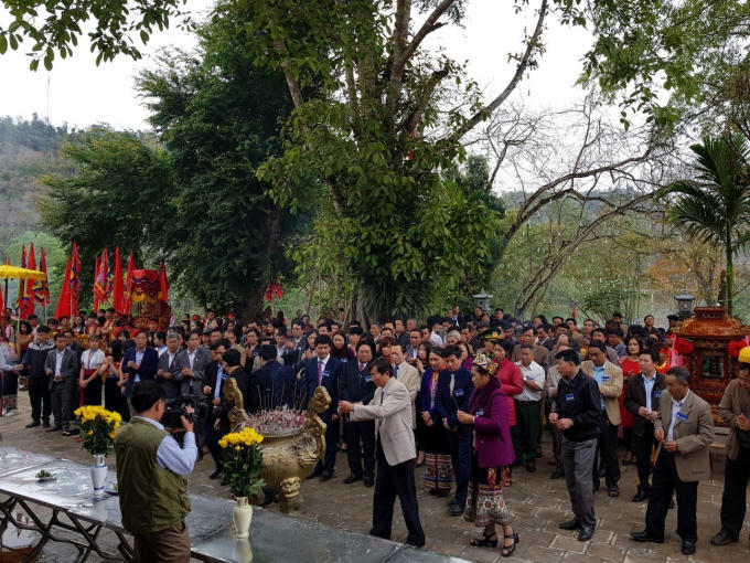 Đông đảo nhân dân và khách thập phương hào hứng tại Lễ hội.