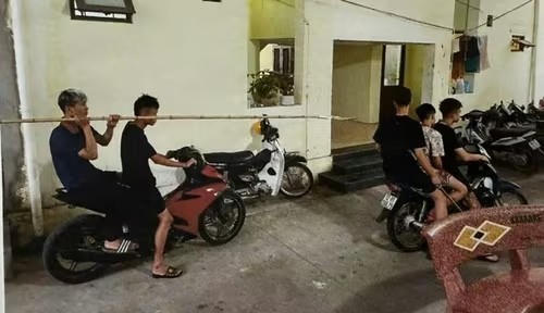 Các đối tượng diễn lại quá trình thực hiện hành vi phạm tội.