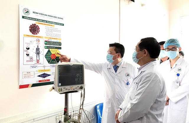 Bí thư Thành ủy Hà Nội Vương Đình Huệ kiểm tra khu vực được bố trí là nơi theo dõi và điều trị cho bệnh nhân nhiễm Covid-19 tại Bệnh viện đa khoa Đức Giang.