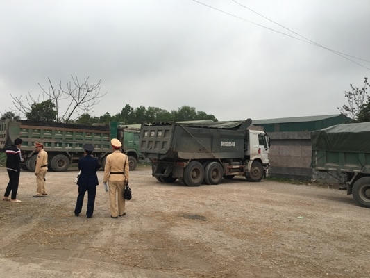 Phòng CSGT tỉnh Bắc Giang phối hợp với Thanh tra giao thông kiểm tra các xe có dấu hiệu vi phạm (Ảnh: Du Nghĩa).