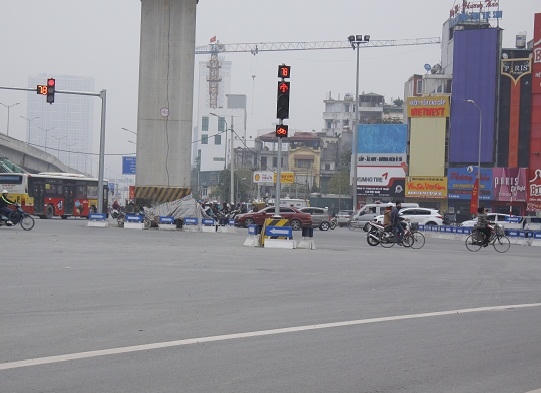 “Chướng tai gai mắt” vì cột đèn giao thông giữa đường