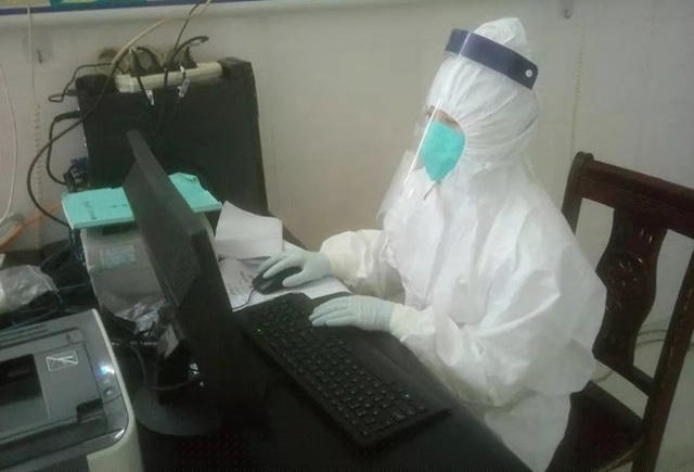 (Bác sĩ Tào Hiểu Anh tại Trung tâm điều trị) 