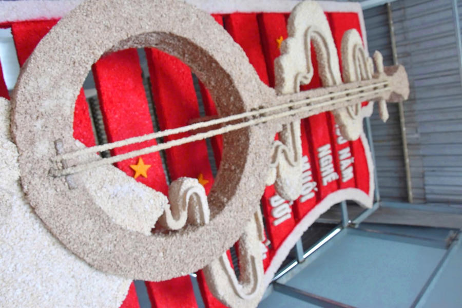 Công đoạn làm dây đàn kìm và các phím rất khó, anh Ân cùng cộng sự múc từng hạt muối nhỏ trộn với hóa chất gắn lên dây thép bên trong cho đến khi kết dính lại với nhau.