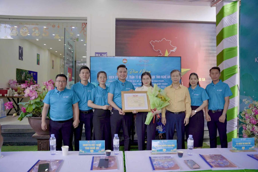 Trao tặng Bằng khen của UBMTTQ Việt Nam tỉnh Nghệ An cho Hoàng Gia Phát Group.