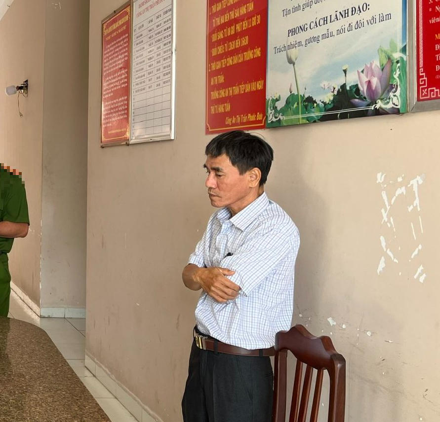 Bị can Đức nghe đọc lệnh bắt tạm giam