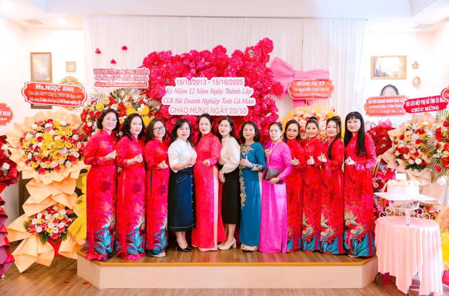 Bà Lê Thị Nhung - Ủy viên BTV Tỉnh ủy, Phó Chủ tịch HĐND tỉnh (thứ 7 từ phải sang), chúc mừng và chụp ảnh với Câu lạc bộ Nữ doanh nghiệp tỉnh.