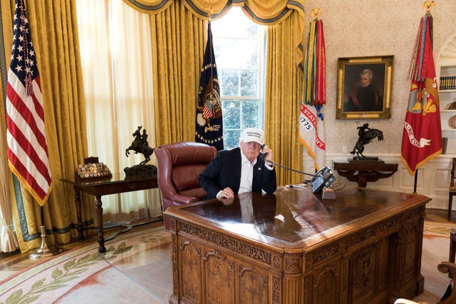 Tổng thống Trump bên trong phòng Bầu Dục. (Ảnh: Nhà Trắng)