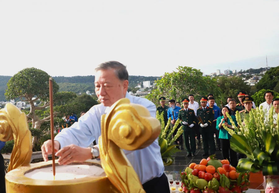 Tổng Bí thư Tô Lâm cùng Đoàn công tác Trung ương dâng hoa, dâng hương tại Tượng đài Chủ tịch Hồ Chí Minh và Nghĩa trang Liệt sĩ Phú Quốc.