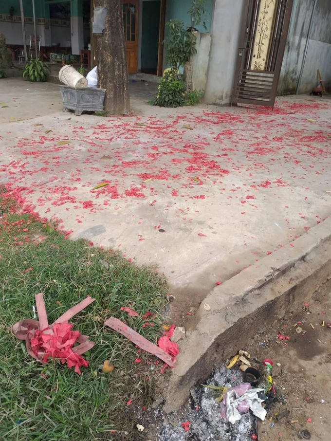 Xác pháo đỏ rực trên QL48 thuộc địa bàn xã Quỳnh Châu và xã Nghĩa Thuận thuộc huyện Nghĩa Đàn.