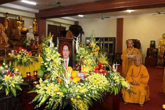 Các Phật tử tại Ninh Bình dâng hương cầu siêu cho hương linh Chủ tịch nước Trần Đại Quang.