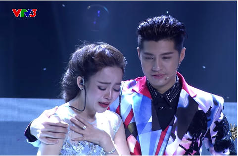 Giọng h&aacute;t Việt: Th&iacute; sinh nức nở h&aacute;t tặng mẹ bị ung thư khiến Thu Minh bật kh&oacute;c, Noo chạy l&ecirc;n s&acirc;n khấu &ocirc;m