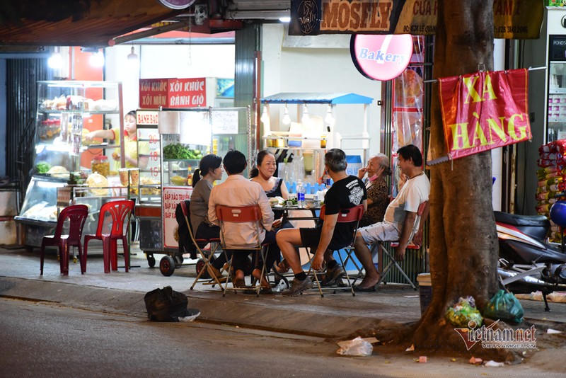 Bày tiệc ra lề đường để ăn uống trên đường Lê Quang Định, quận Bình Thạnh