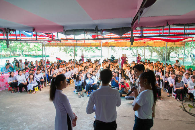Hoa hậu H'hen Niê truyền cảm hứng trong chương trình