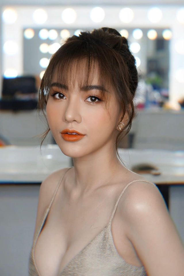 Gương mặt xinh đẹp của cô đã nhận