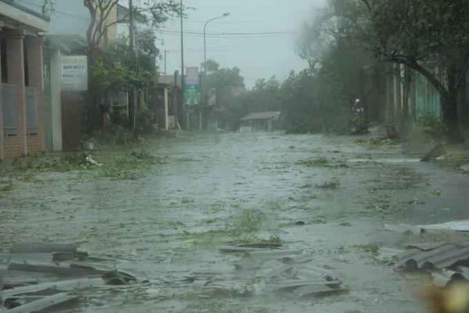 Những th&ocirc;ng tin mới nhất về b&atilde;o số 10: Th&aacute;p truyền h&igrave;nh Thị x&atilde; Kỳ Anh, H&agrave; Tĩnh đ&atilde; đổ sập