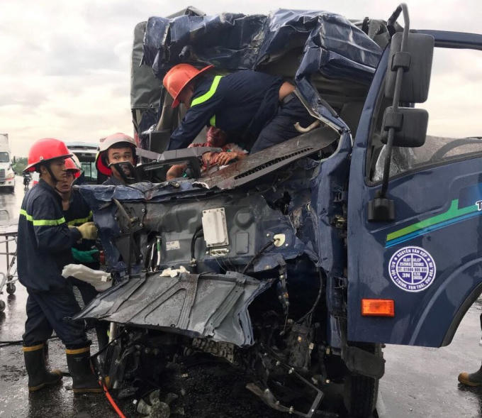 Lực lượng chức năng nỗ lực đưa các nạn nhân ra ngoài.