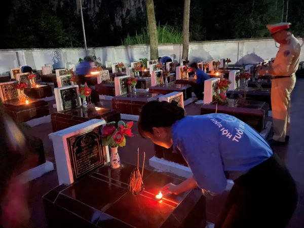 Nhân kỉ niệm 76 năm ngày Thương binh liệt sĩ, tại Nghĩa trang Huyện Mèo Vạc, CLB Hành trình Nhiệt huyết phối hợp với Chi hội Vĩnh Phúc – Hội Sinh viên Tình nguyện Tuổi trẻ Bắc Ninh, Đoàn cơ sở Phòng CSCĐ Công an tỉnh Hà Giang, Đội CSGT - TT Công an huyện Mèo Vạc, Đoàn xã Tả Lủng tổ chức thành công chương trình “Thắp nến tri ân anh hùng liệt sĩ”.