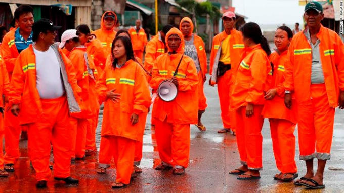 Giới chức Aparri triển khai các nhóm cứu hộ để trợ giúp người dân.