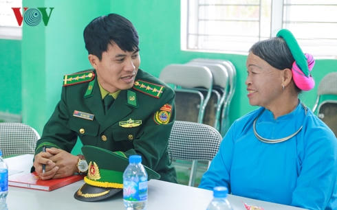 Những đảng viên quân hàm xanh luôn quan tâm, gần gũi với bà con, thực sự trở thành người con của dân bản