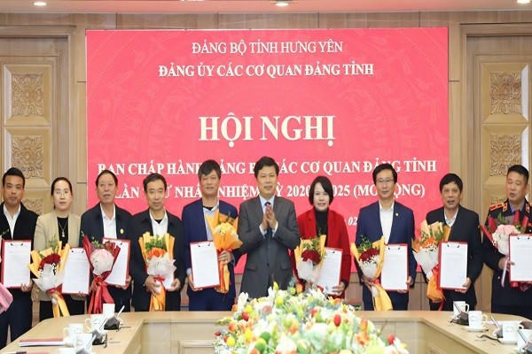 Ông Trần Quốc Toản, Bí thư Đảng ủy các cơ quan Đảng tỉnh trao quyết định lập các Chi bộ, Đảng bộ trực thuộc Đảng ủy các cơ quan Đảng tỉnh.