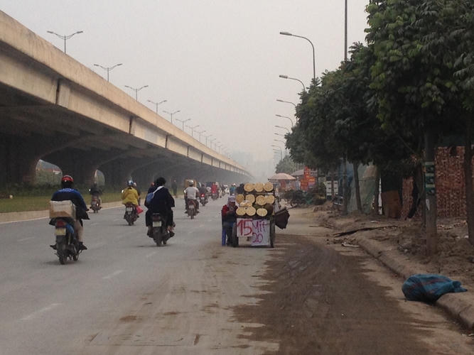 Gánh hàng mít không chịu nằm trên vỉa hè mà lấn ra đến 1/3 mặt đường và luôn chìm trong bụi bẩn.