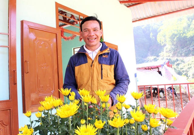Anh Nguyễn Thành Sơn bên chậu cúc vàng được tặng.