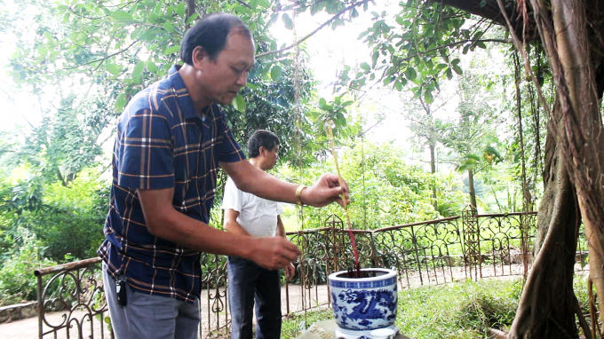 Ban lãnh đạo, nhân viên công ty xuất nhập khẩu Hà Anh coi việc chăm sóc gìn giữ cây đa là một nhiệm vụ trọng tâm.