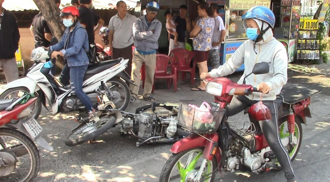 Một chiếc xe máy bị ô tô điên tông trúng (Ảnh: Hà Bắc)