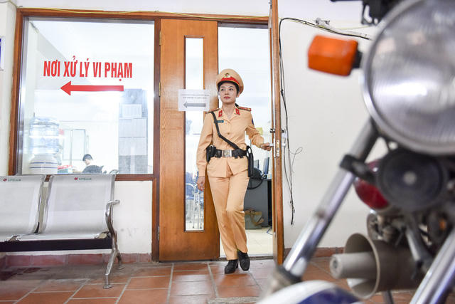 Cũng giống như các đồng nghiệp ở Đội CSGT số 2 (Công an thành phố Hà Nội), Thượng uý Lê Thị Thu Hà bắt đầu ngày làm việc tại cơ quan từ 6h sáng do đặc thù công việc. Để có mặt tại trụ sở đúng giờ, thượng Thượng uý Hà phải dậy từ rất sớm.