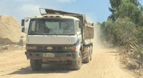 Máy móc, xe cộ đào xới khắp khu vực nham nhở rồi chở đất trôi nổi về san lấp công trình.