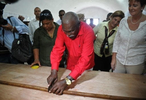 Ông Castelar giới thiệu điếu xì gà với mọi người. (Ảnh: AFP)