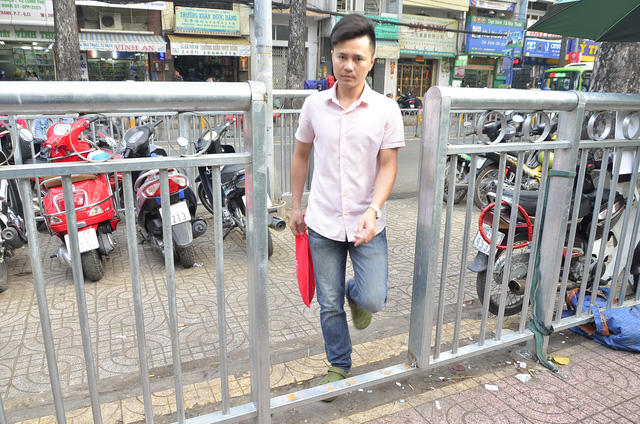 Lực lượng chức năng mở thêm một số lối đi thông từ bãi xe vào phần đường dành cho người đi bộ, không để người dân phải đi vòng như trước đây.