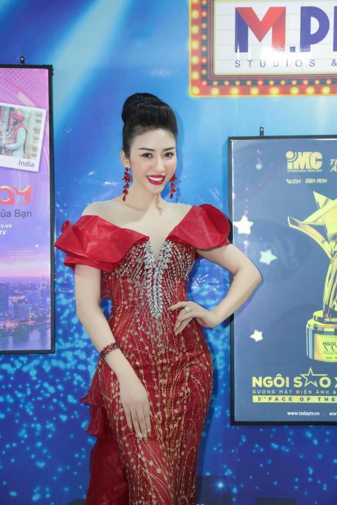 NTK Nhật Phượng làm vedette hút hồn ca sĩ điển trai Khắc Minh