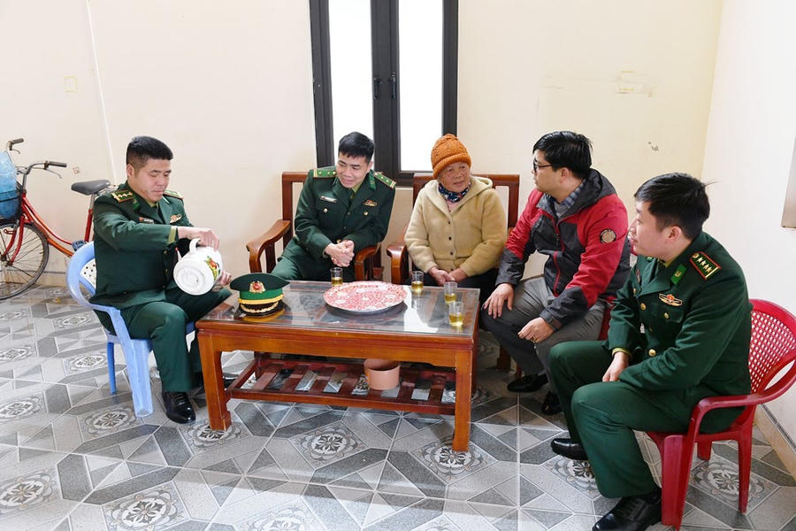 Bà Vũ Thị Cơ phấn khởi kể cho phóng viên Báo Pháp luật Việt Nam và chiến sỹ Đồn Biên phòng Trà Cổ về cái tết ấm của gia đình bà trong căn nhà mới.