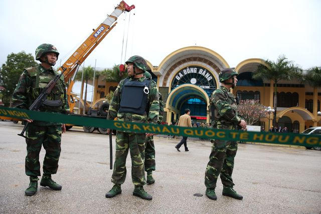 Các phóng viên của Reuters cùng nhiều hãng truyền thông đã tập trung tại ga Đồng Đăng, ghi lại công tác chuẩn bị an ninh tại nhà ga này. (Ảnh: Reuters)