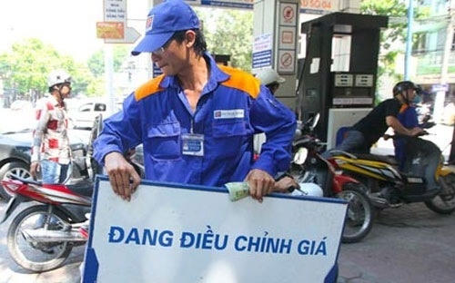 Petrolimex báo lãi khủng nhờ vào giá vốn giảm nhưng giá bán lẻ lại giả không tương xứng (ảnh Internet)