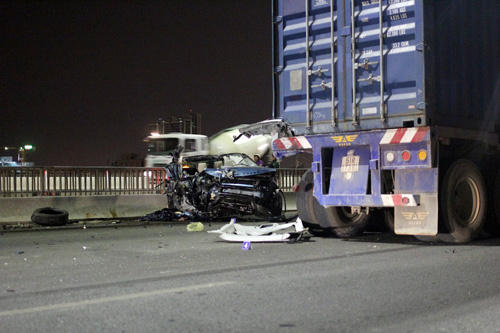 Va chạm cực mạnh vào xe container khiến ô tô Range Rover bốc khói và “bay nóc”, đôi nam nữ trên xe văng ra ngoài khiến một người tử vong.