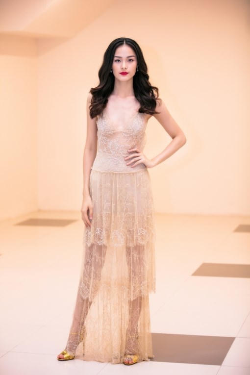 Cô xuất hiện xinh đẹp và gợi cảm thu hút sự chú ý của nhiều người.