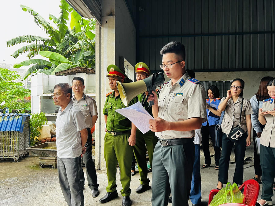 Lực lượng THA thông qua biên bản cưỡng chế kê biên tài sản.
