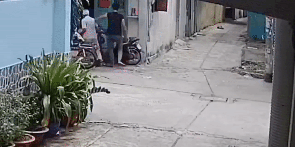 Con trai thượng cẳng chân hạ cẳng tay khiến cha mẹ ngã túi bụi gây phẫn nộ.