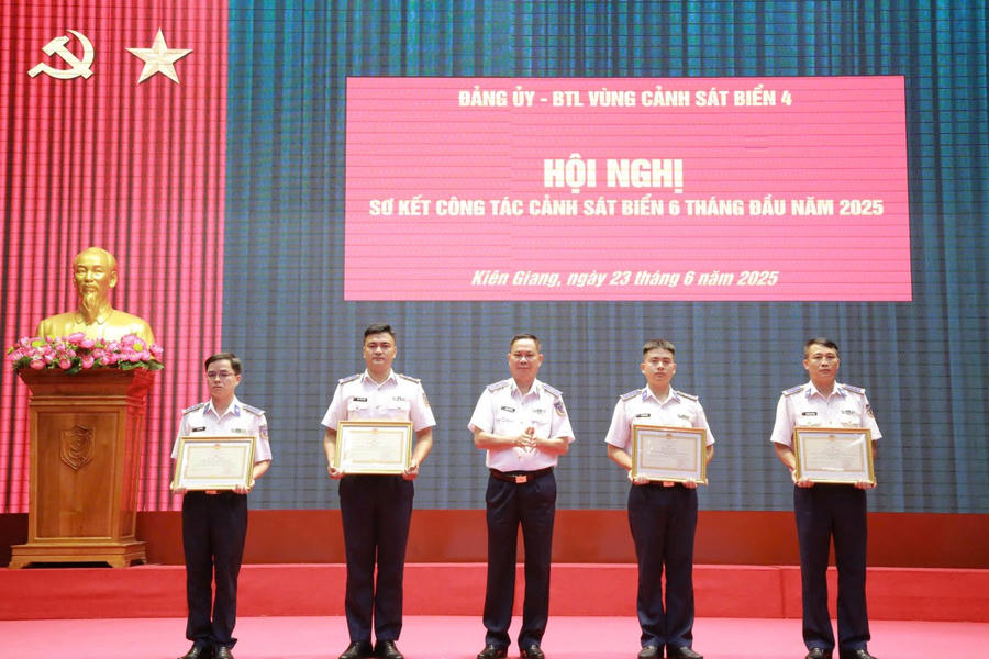 Thiếu tướng Nguyễn Văn Dũng - Bí thư Đảng ủy, Chính ủy BTL Vùng trao thưởng Bằng khen của Bộ trưởng Bộ Quốc phòng cho các tập thể, cá nhân