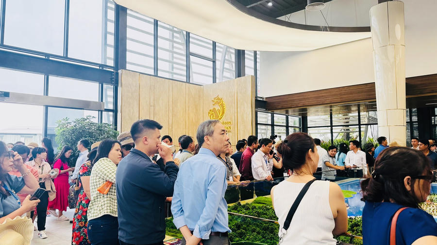 Đoàn đại biểu tham quan sa bàn dự án, lắng nghe chia sẻ về quy mô, tầm nhìn Khu du lịch Quốc tế Đồi Rồng.