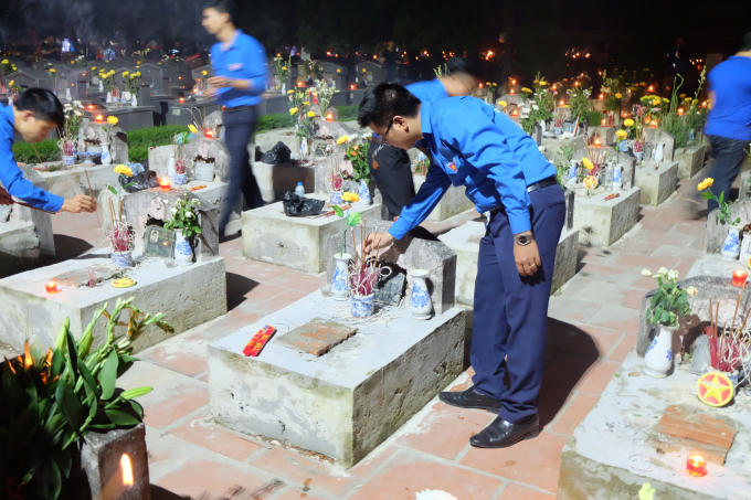 Đoàn Thanh niên Bộ Tư pháp và Đoàn Thanh niên Trung ương Đoàn dâng hương tại các phần mộ Liệt sĩ.