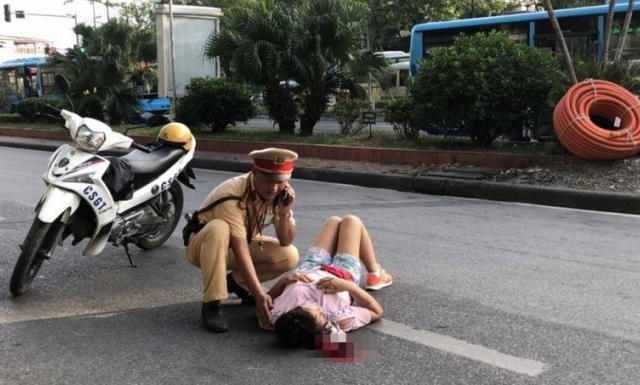 Giật mình vì tiếng còi xe, người phụ nữ ngã ra đường Hà Nội nguy kịch?