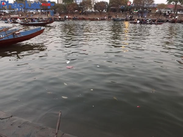 Tình trạng xả rác thải ra suối Yến vẫn diễn ra khiến nhân viên môi trường ở đây phải làm việc hết sức để đảm bảo vệ sinh môi trường.