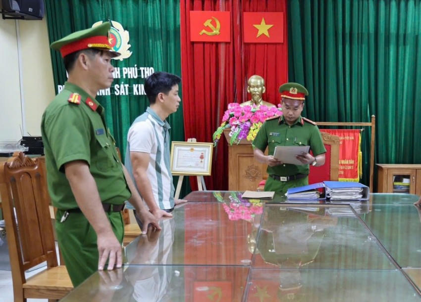 Cơ quan CSĐT Công an tỉnh Phú Thọ thi hành quyết định Khởi tố bị can đối với Phan Bạch Thông về tội sản xuất, buôn bán hàng giả.