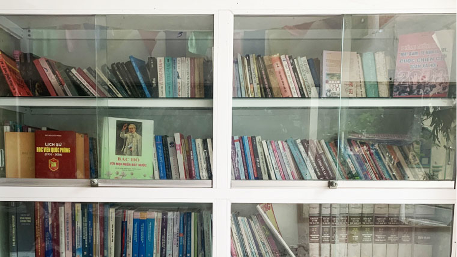 Tủ sách tại cầu thang văn hóa A3 và một số tờ báo được trưng bày.