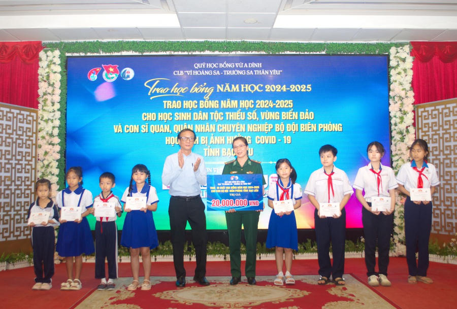 Ông Nguyễn Trân Châu - Phó Giám đốc Thường trực Quỹ học bổng Vừ A Dính - Phó Chủ nhiệm CLB “Vì Hoàng Sa- Trường Sa thân yêu”, trao bảng tượng trưng 20 suất học bổng CLB “Vì Hoàng Sa, Trường Sa thân yêu” cho con em chiến sĩ, quân nhân chuyên nghiệp Bộ đội Biên phòng tỉnh.