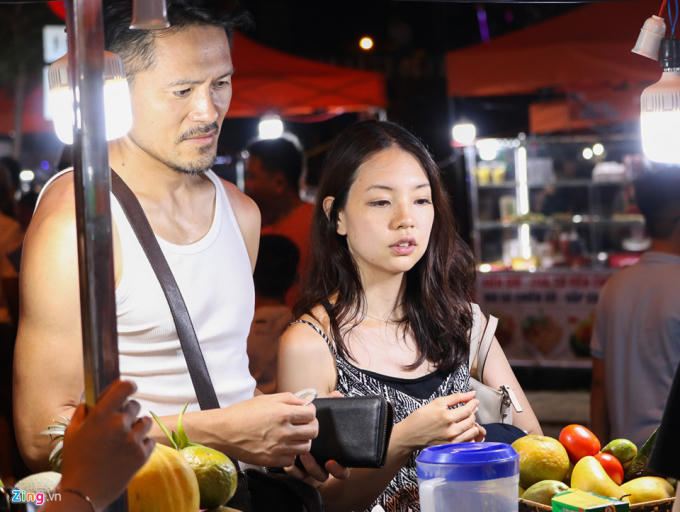 Cặp tình nhân người nước ngoài cho biết họ đã nhiều lần đến Việt Nam để du lịch. Theo đánh giá của 2 người, Đà Nẵng rất đẹp nhưng đang thiếu mô hình vui chơi về đêm. "Tôi thấy khu phố này rất đẹp", nam du khách nói.