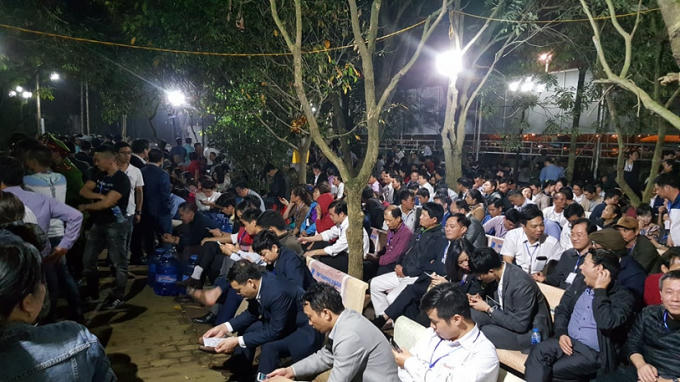 Hàng trăm đại biểu ngồi chờ đến giờ Khai Ấn.